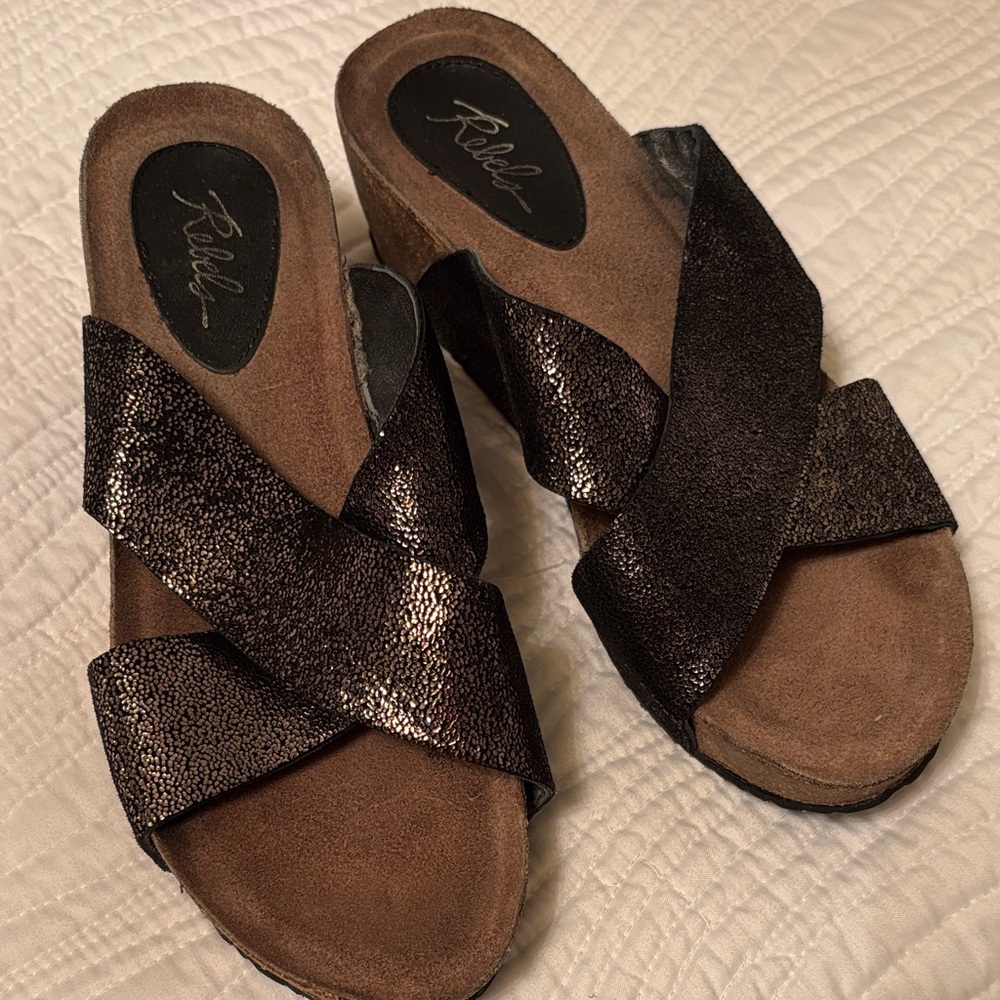 Rebels Women's Metallic Black Wedges